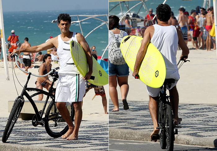  Du Moscovis pedala com prancha de surfe na mão, no Rio