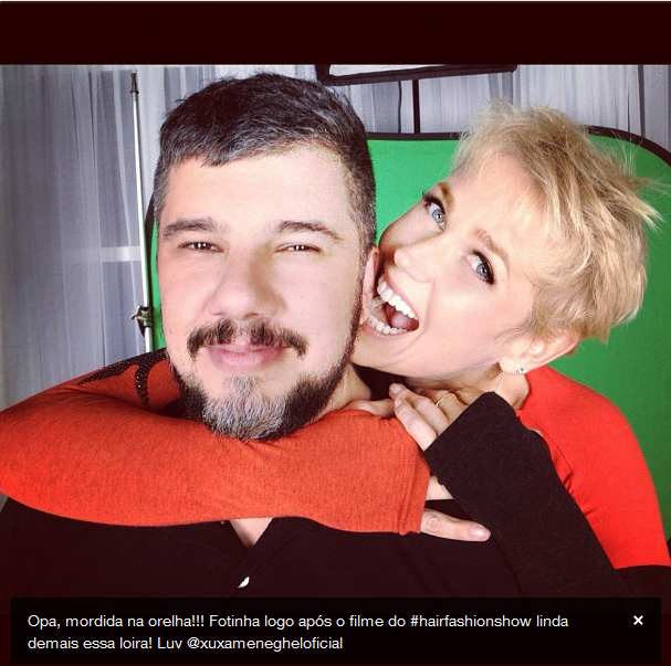 Xuxa posa com o seu cabeleireiro e maquiador