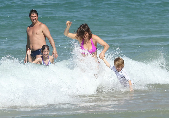 Maria Paula brinca com os filhos em praia carioca