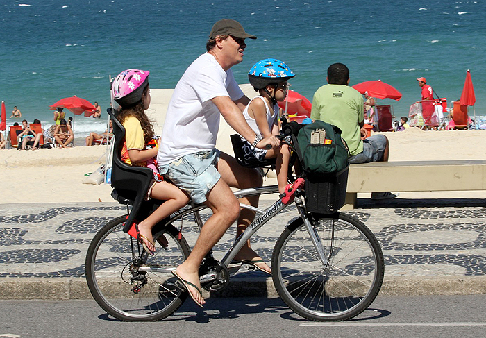 Guilherme Fontes leva os filhos à praia