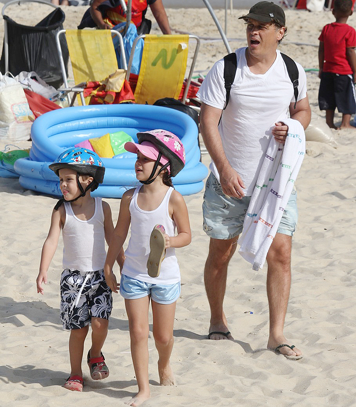 Guilherme Fontes leva os filhos à praia