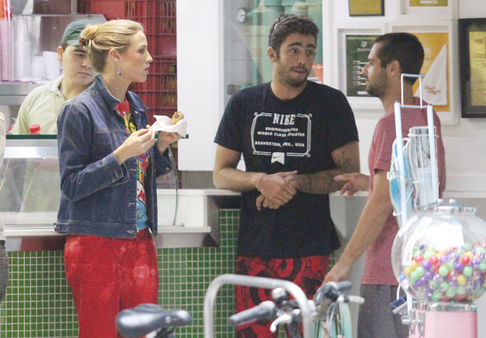 Luana Piovani é vista comendo coxinha em lanchonete