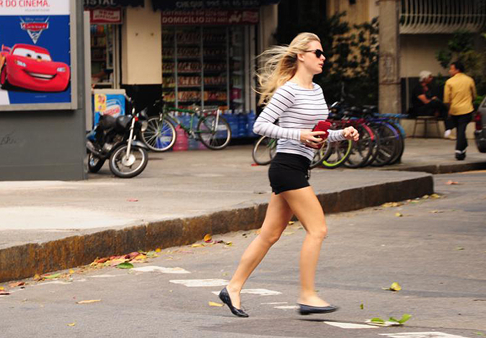 Fiorella Mattheis corre para atravessar a rua na Gávea