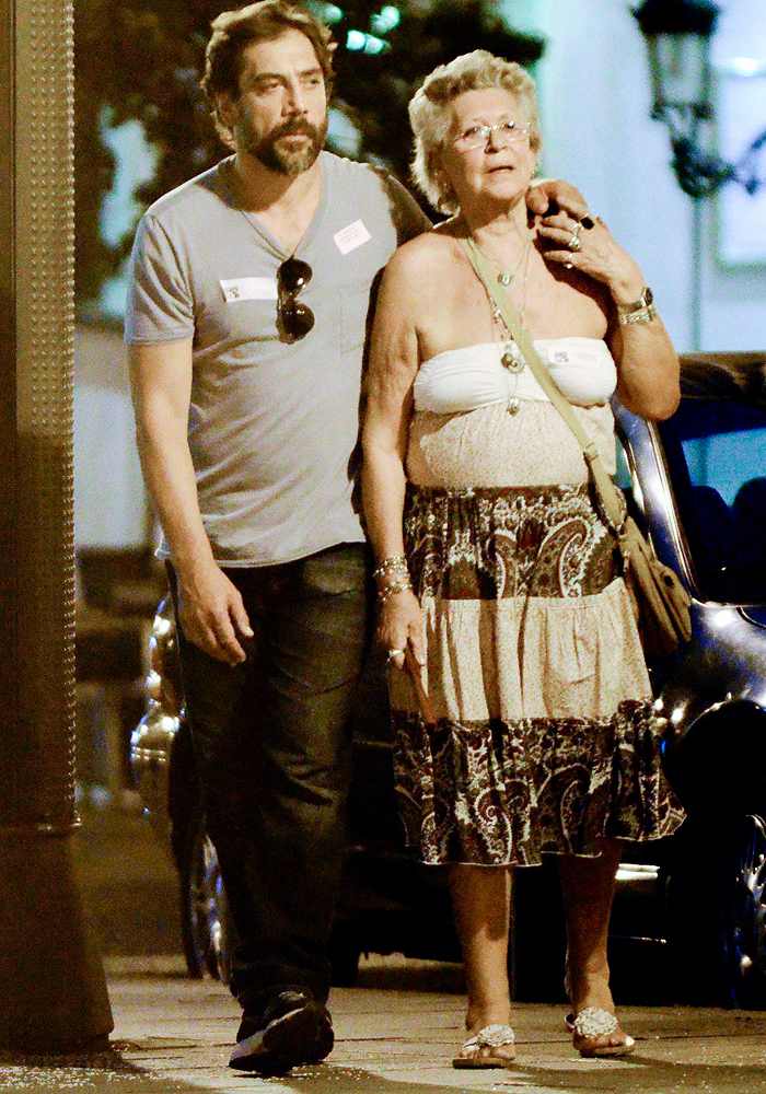  Javier Bardem passeia abraçado com a mãe em Madrid