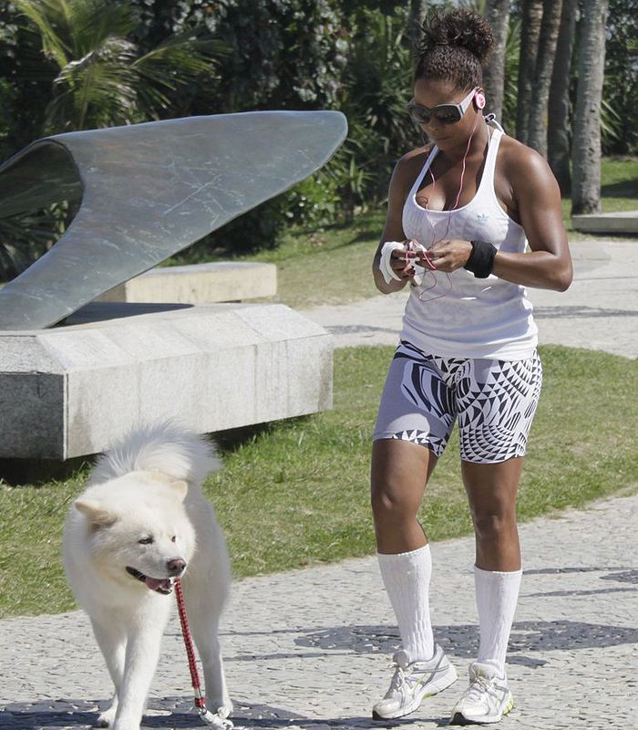 Cachorro de Adriana Bombom empaca durante caminhada
