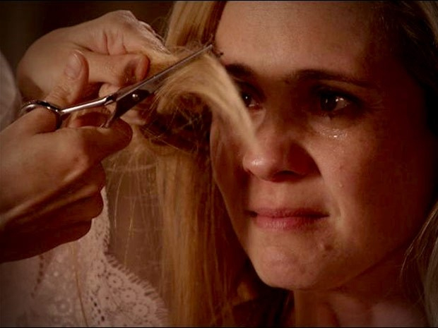 Nina corta cabelo de Carminha e vilã chora com humilhação