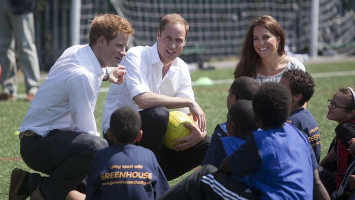 Príncipe William e Kate Middleton jogam futebol em Londres