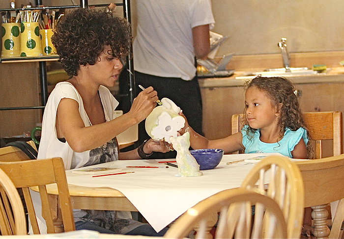 Halle Berry se diverte com a filha em loja de artesanato