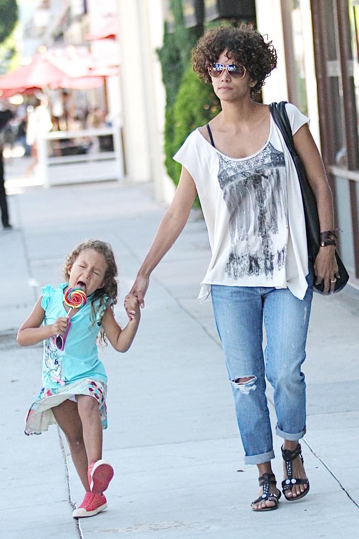 Halle Berry se diverte com a filha em loja de artesanato