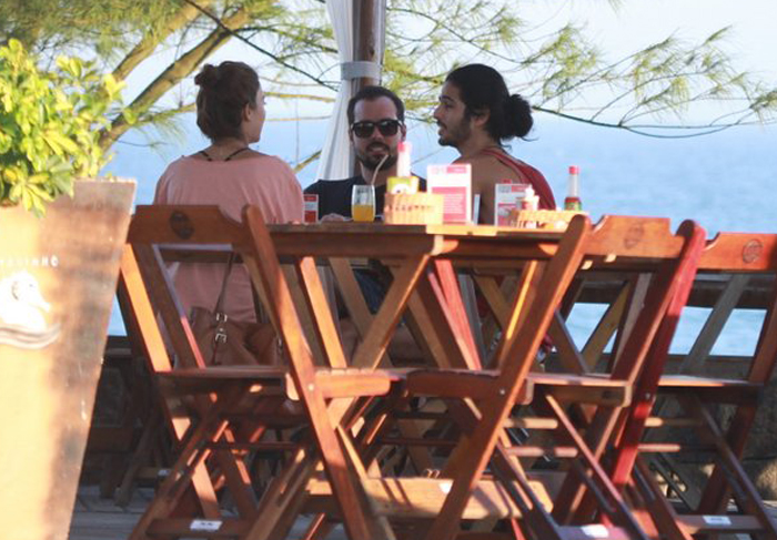 Thaila Ayala almoça com amigos à beira-mar