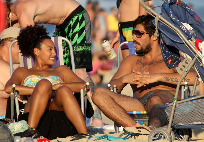 Sheron Menezes curte tarde na praia com o namorado