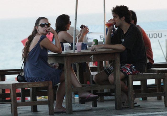 Fabíula Nascimento curte tarde com namorado na Barra da Tijuca