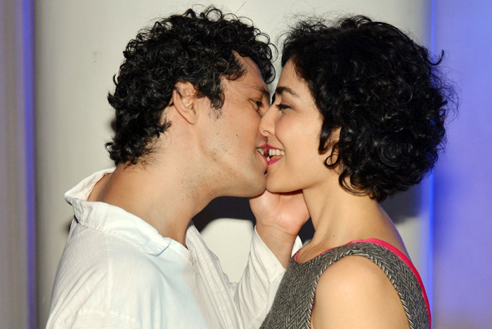 Letícia Sabatella troca beijos com o namorado Fernando