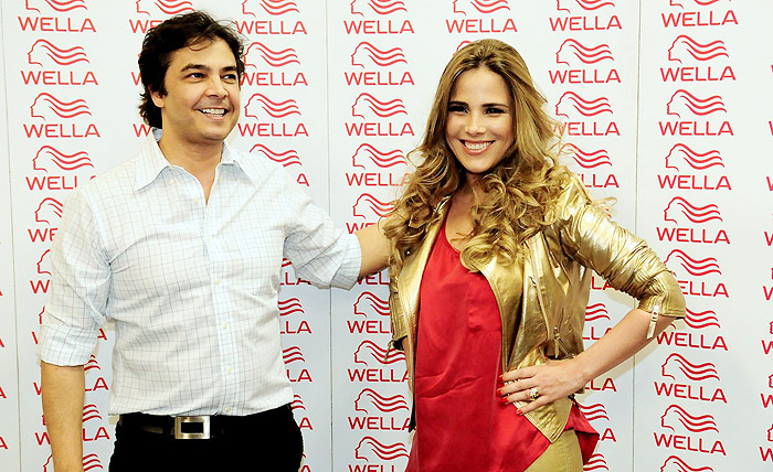 Wanessa aparece linda e loira em evento de marca de tintura