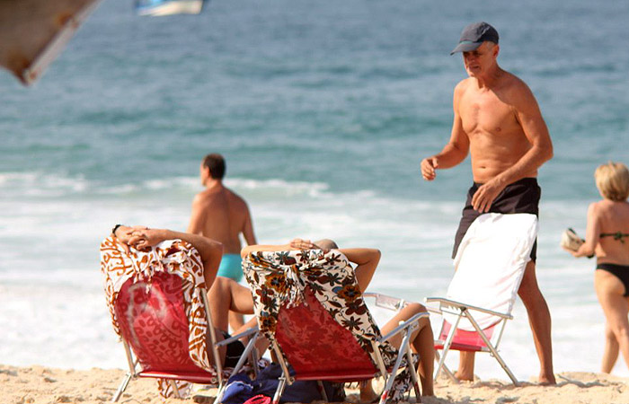 Marcos Caruso curte papo com amigos na praia no Rio