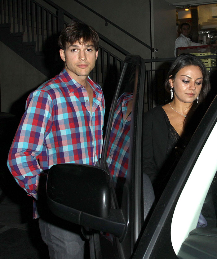 Mila Kunis e Ashton Kutcher em jantar romântico em Hollywood