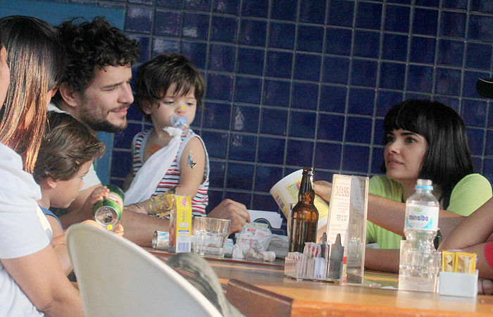 Vanessa Giácomo e Daniel de Oliveira almoçam com os filhos