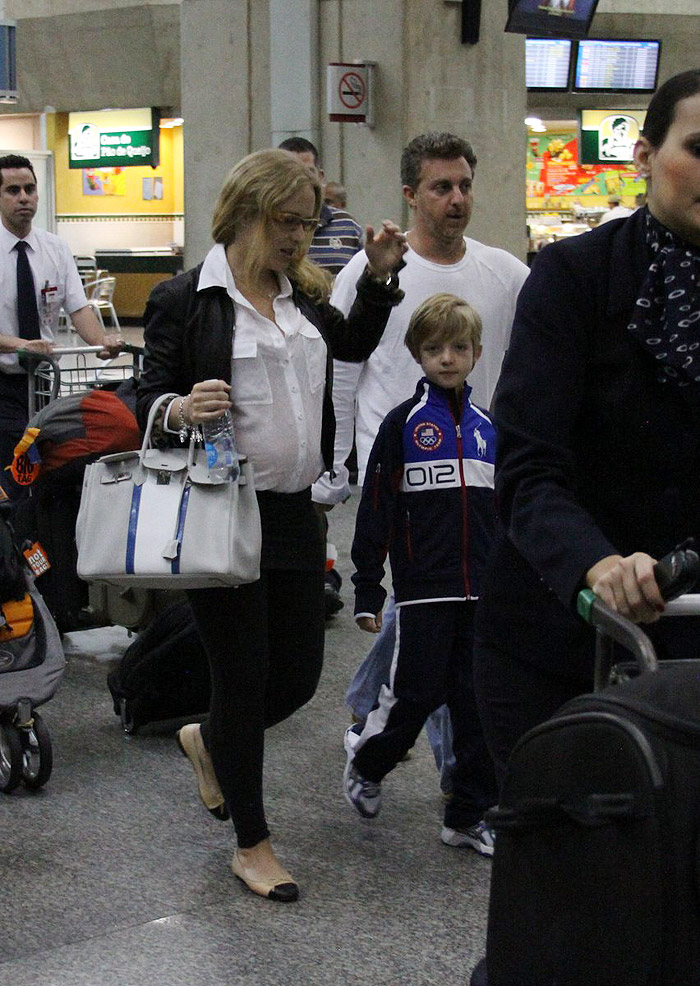 Angélica, Huck e filhos voltam das férias nos EUA