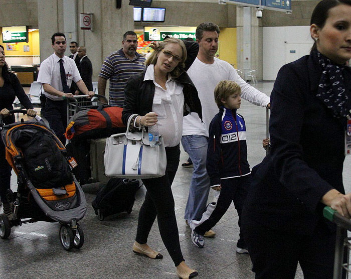 Angélica, Huck e filhos voltam das férias nos EUA