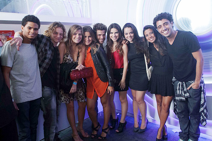 Elenco de Malhação cai na farra após gravar último capítulo