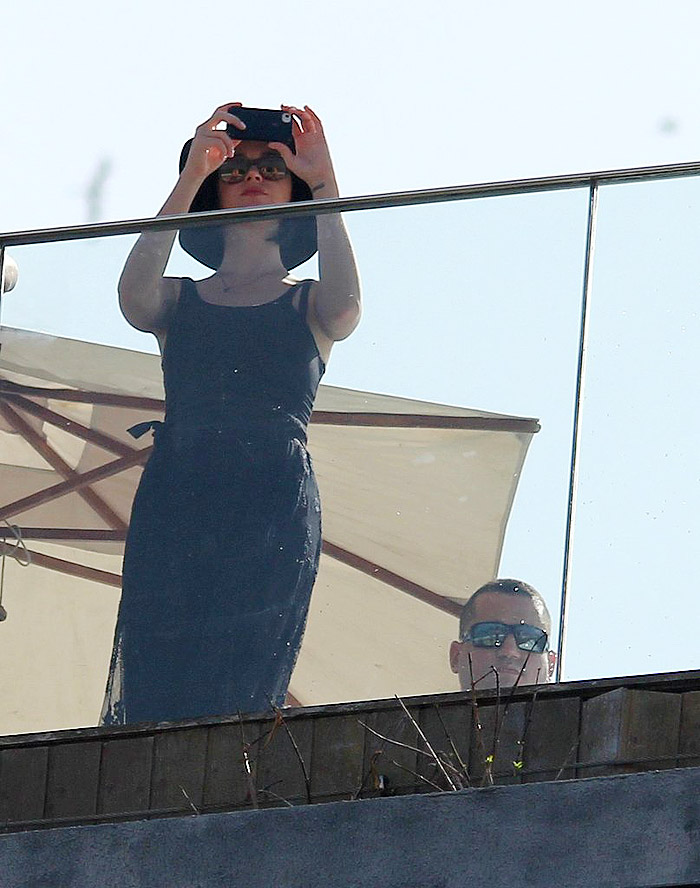 Katy Perry aparece na varanda de Hotel, no Rio