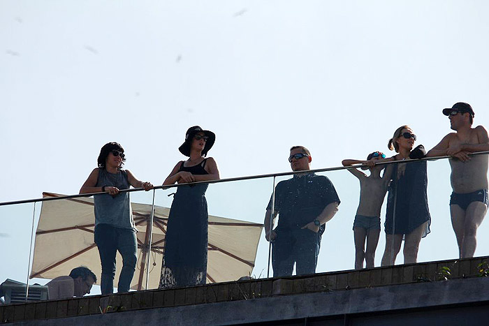 Katy Perry aparece na varanda de Hotel, no Rio
