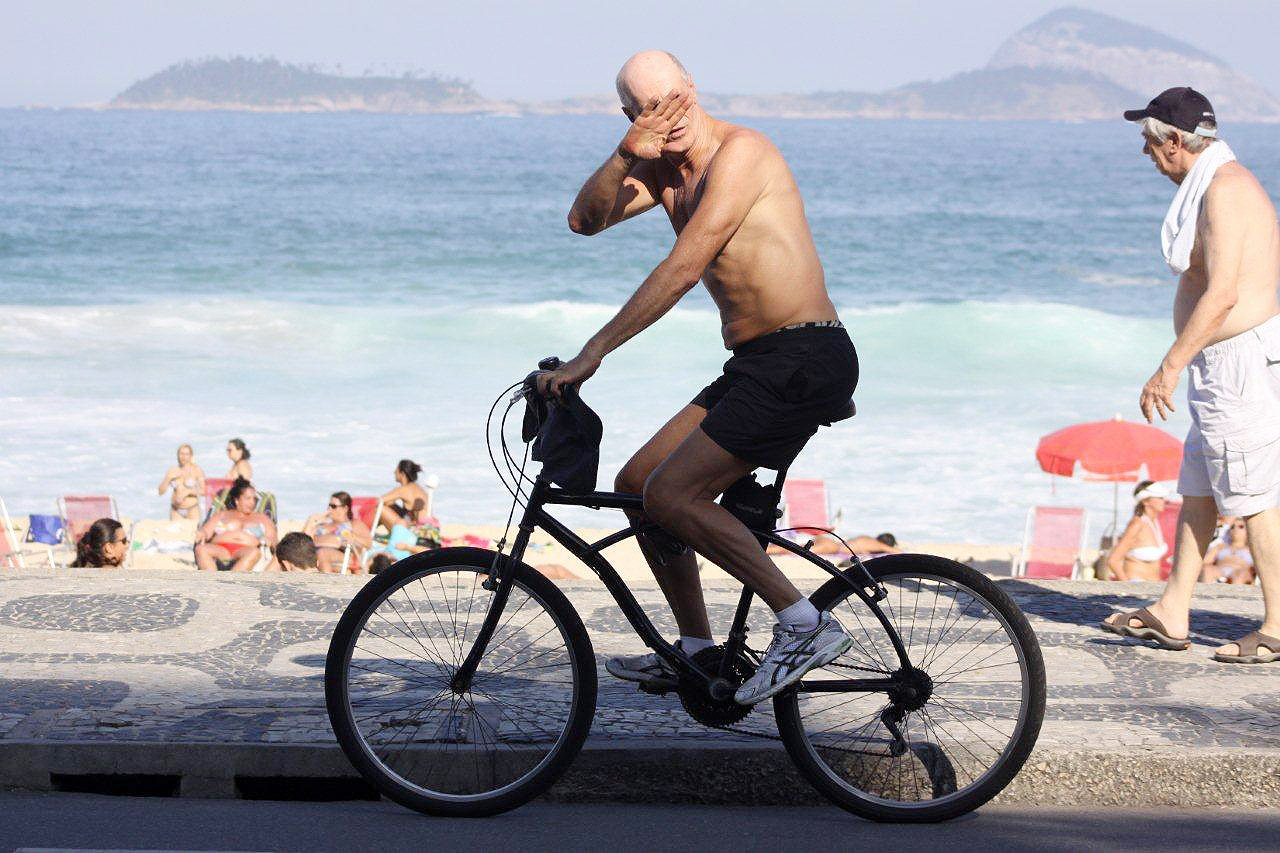 Com sucesso de Leleco, Marcos Caruso é tietado na praia