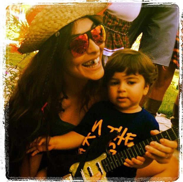 Juliana Paes faz festa capira e posa para foto com o filho, Pedro