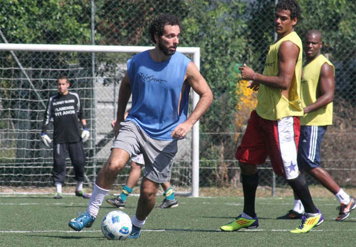 Artistas participam de futebol e churrasco do ex jogador Gonçalves