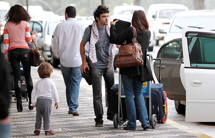 Caio Blat desembarca com a família em São Paulo