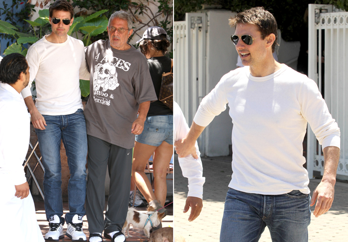 Tom Cruise sai sorridente de almoço com amigos, em Malibu