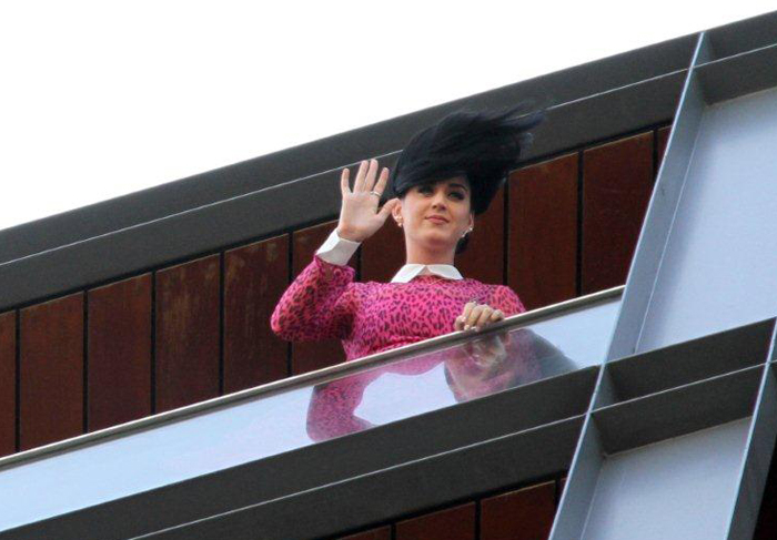 Katy Perry aparece na sacada de hotel e acena para os fãs