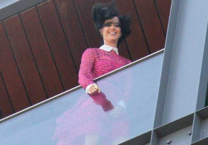 Katy Perry aparece na sacada de hotel e acena para os fãs