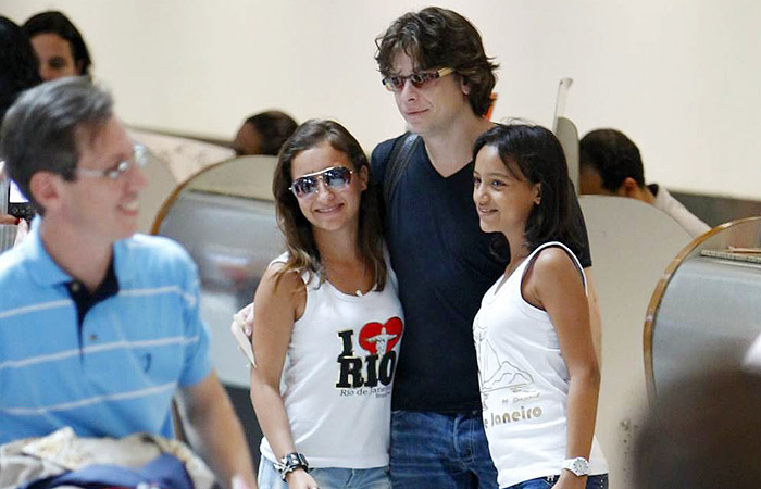 Fabio Assunção é paparicado por fãs no aeroporto