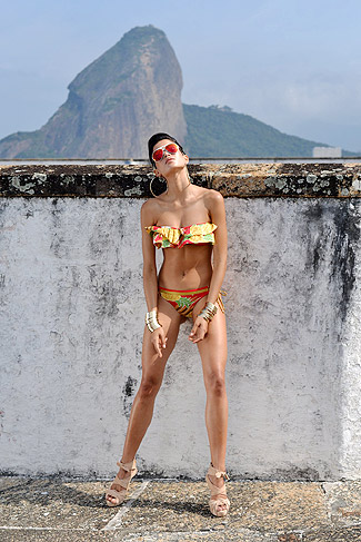 Raica Oliveira fotografa novo catálogo da grife PH Moda Praia