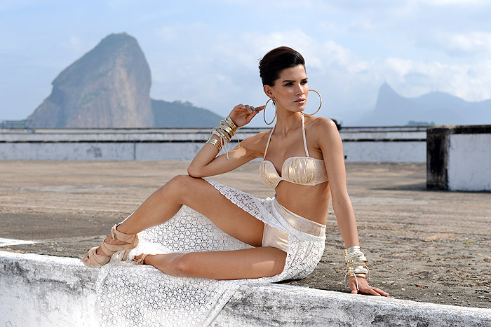 Raica esbanja sensualidade tropical em catálogo de moda praia