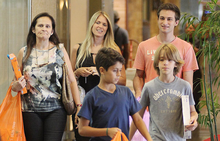Susana Werner faz compras com os filho em shopping no Rio