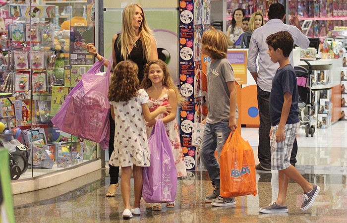 Susana Werner faz compras com os filho em shopping no Rio