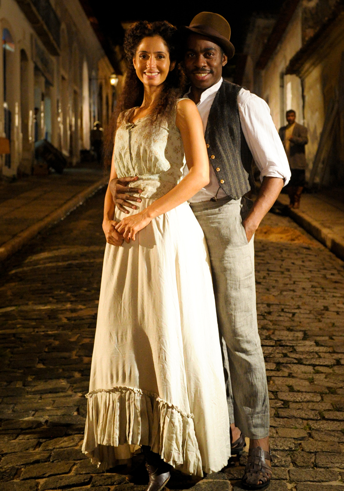 Lázaro Ramos e Camila Pitanga gravam cenas de época de Lado a Lado.