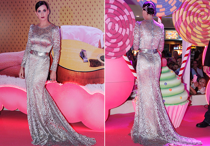 Katy Perry chega deslumbrante à pré-estreia de seu filme no Rio