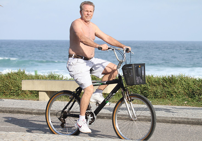 Aos 73 anos, Jonas Bloch passeia de bike pela praia