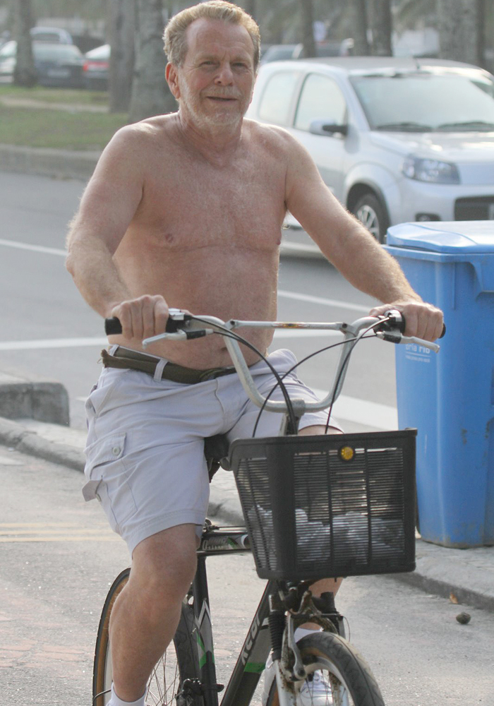 Aos 73 anos, Jonas Bloch passeia de bike pela praia