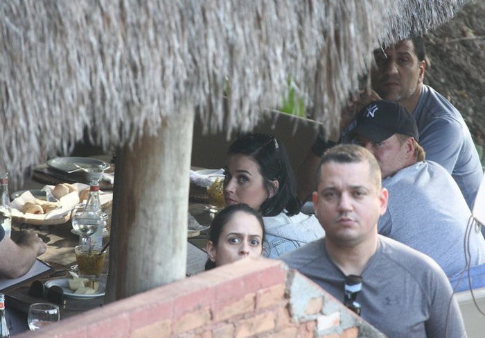 Katy Perry toma caipirinha em restaurante carioca