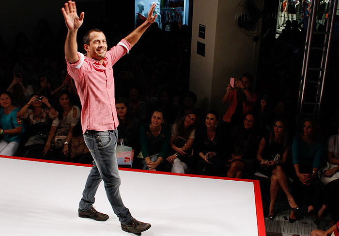 Malvino Salvador encanta o público em evento de moda 
