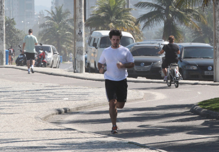 Sandro Pedroso corre na orla da Barra
