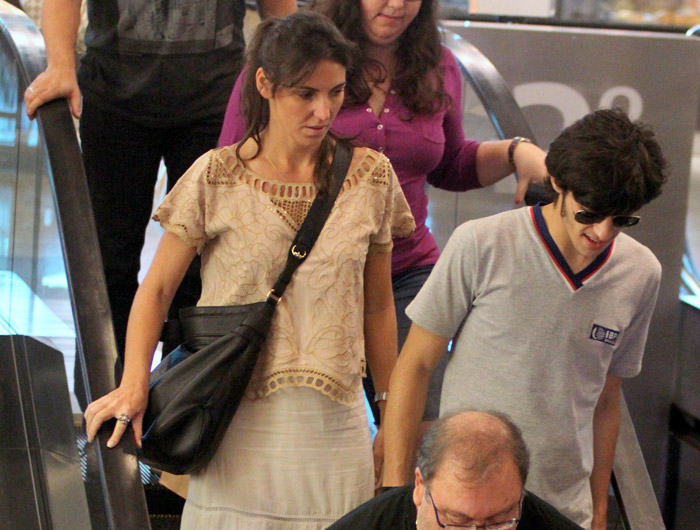 Glenda kozlowski passeia com a família em shopping carioca