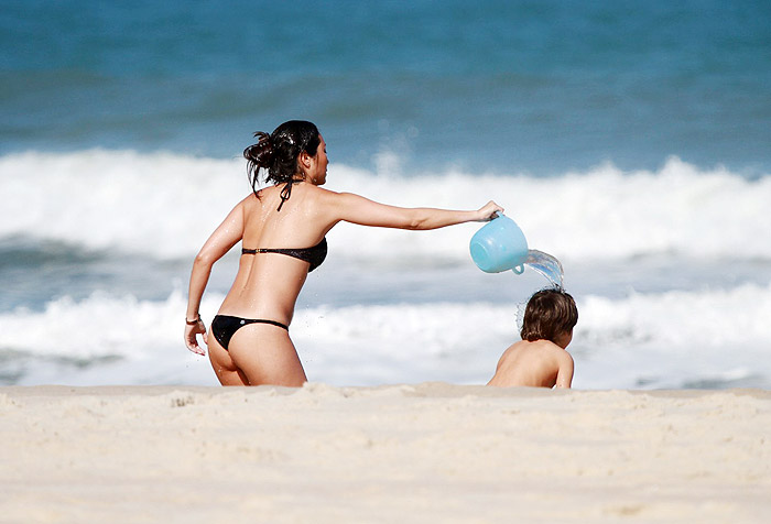 Daniele Suzuki curte dia de praia com o filho