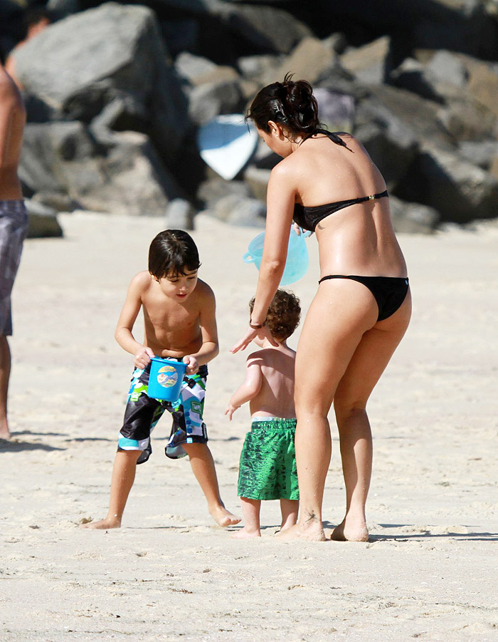 Daniele Suzuki curte dia de praia com o filho