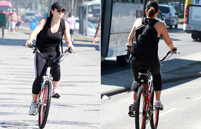 Regiane Alves anda de bicicleta na Barra da Tijuca