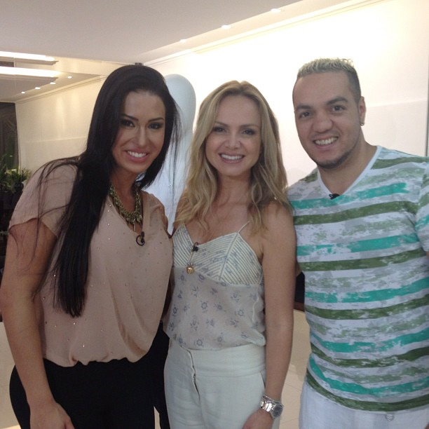 Gracyanne Barbosa publica foto dos bastidores das gravações do Programa Eliana, do SBT